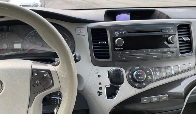
								2014 Toyota Sienna full									