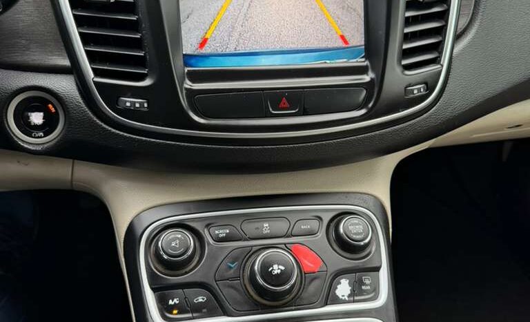 
								2016 Chrysler 200 full									