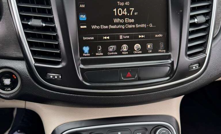 
								2016 Chrysler 200 full									