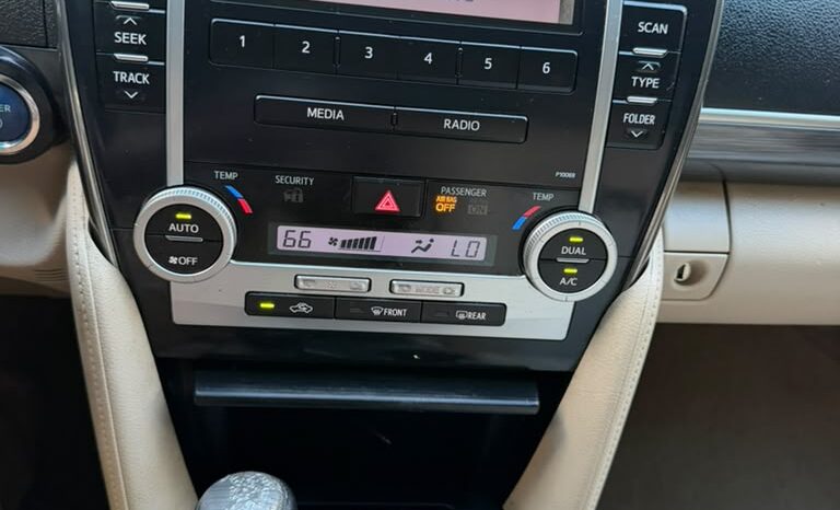 
								2012 Toyota Camry Hybrid full									