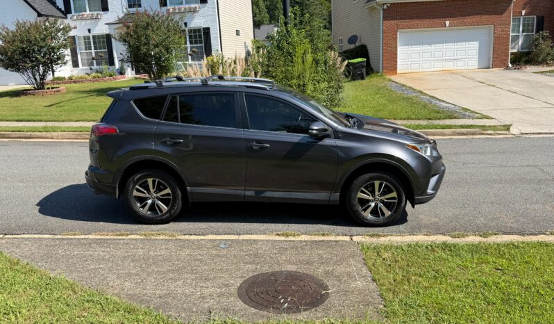 
								2018 Toyota RAV4 XLE full									