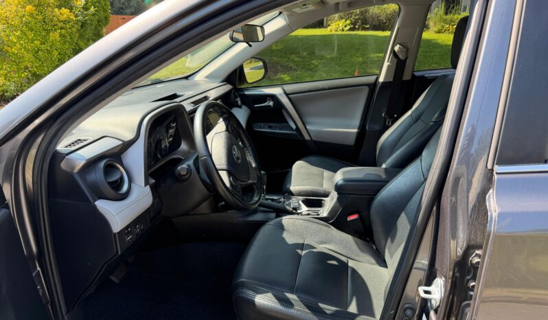 
								2018 Toyota RAV4 XLE full									