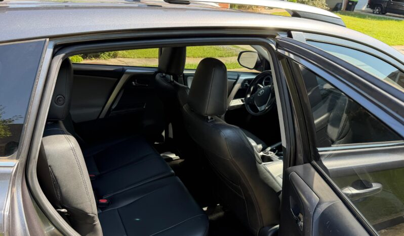 
								2018 Toyota RAV4 XLE full									