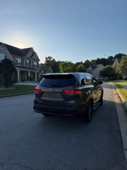
										2018 Toyota Highlander SE full									
